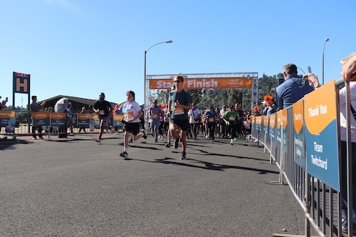 People starting the LA Run/Walk running at the start/finish line