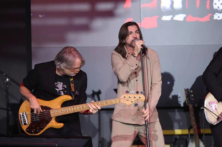 Juanes performing at charity concert