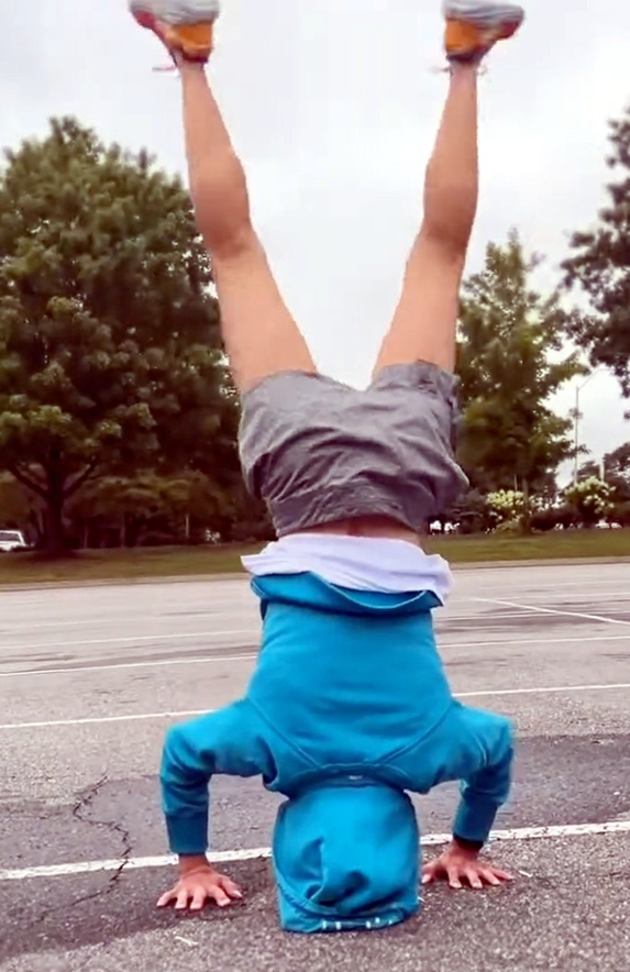 En Español – Handstand for Parkinson's